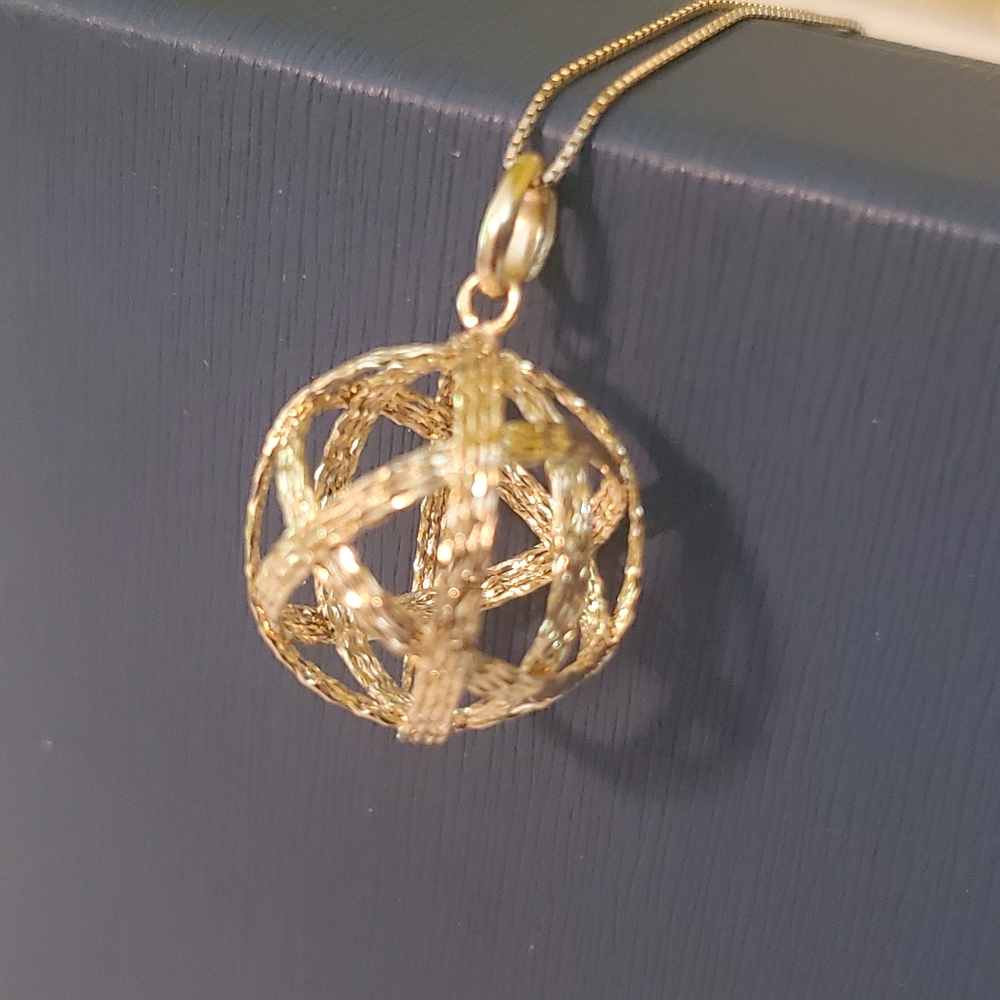 Authentic 18 karat gold Globe pendant ball